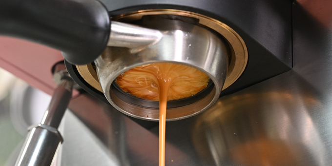 Kaffee läuft aus einem Siebträger