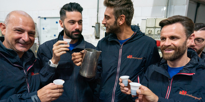fünf Personen halten Espressotasse in der Hand