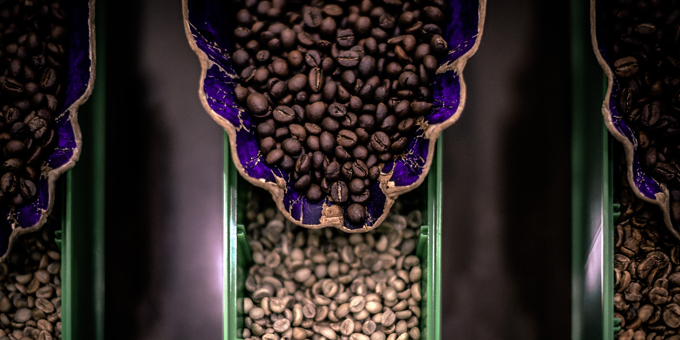 Vergleich Rohkaffee und gerösteter Kaffee